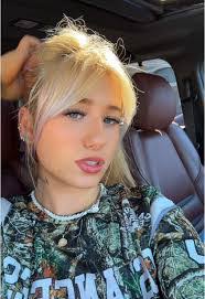 Kelsey Lind's Instagram, Twitter & Facebook