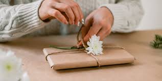 Necesitas un papel de envolver con un poco de resistencia , máquina de coser o. 10 Formas De Envolver Regalos Muy Originales