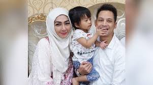 Belum lama ini beredar foto bersamaan dengan foto yang beredar, sang istri, veronica juga sempat menyelipkan curhatan lewat. Makan Malam Bareng Suami Wajah Istri Lucky Perdana Jadi Bahasan Netter