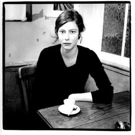 Anne Carson es una escritora canadiense. Profesora de griego clásico y  literatura comparada. Es de la estirpe de helenistas a la que pertenecieron  y son parte escritoras y escritores extraordinarios.
