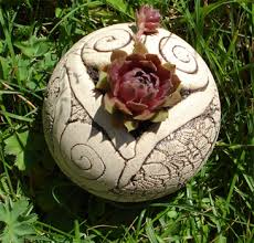 Ein liebevoll gestalteter garten oder eine stilvoll eingerichtet wohnung mit keramik brunnen lässt einen das gefühl bekommen, man befände sich im urlaub. Www Keramik Gerhart De Kunstlerische Keramik Fur Haus Und Garten Home