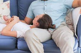 彼氏に膝枕をしてもらうときに… お互いが疲れないための3つの工夫 – fumumu