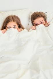 Barock bett mädchen kinderbett in rosa kind ranza kinder bett mädchen baby möbel letto letti pro bett mädchen und jungen müssen nettes mädchen das auf das bett im raum springt schönes kind. Teenager Junge Und Madchen Im Bett Stockbild Bild Von Bett Schutz 76039457
