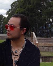 Nombre: Daniel Roll en la Banda: Bajista en la mejor banda THE WINEKURS, y  payaso a medio tiempo. Talento oculto: Bailar se me da bien según me han  dicho, y payaso a