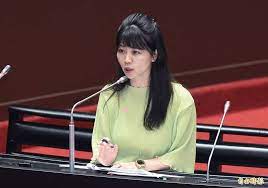 Jun 26, 2021 · 高嘉瑜指出，現在提前開放殘劑施打，疫苗地圖卻還是沒有上線，不僅讓診所需要負擔大量的預約電話，更可能讓民眾在接種站群聚排隊，不僅造成診所負擔，也導致更多糾紛跟爭議；尤其各縣市作法不一，更增加民眾為了打殘劑不惜跨縣市移動、各診所奔波的可能性。 V0ar4bblqmj9om
