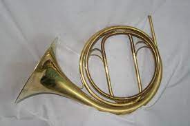 Saxophone, merupakan alat musik tiup bersuara logam dengan jangkauan nada dan kemampuan ekspresinya yang besar. 8 Alat Musik Tiup Dari Bahan Kayu Dan Logam Penjelasan Lezgetreal