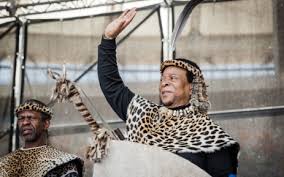 Kraliyet ailesinden yapılan açıklamada, diyabet hastalığı nedeniyle bir süredir hastanede olduğu bilinen kral zwelithini'nin durumunun kötüleştiği ve sabah saatlerinde yaşamını yitirdiği aktarıldı. Zulu King Goodwill Zwelithini Dies Aged 72
