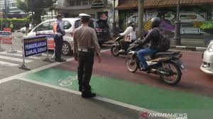 Jun 19, 2021 · ganjil genap ppkm level 3, pelanggar terbanyak di jalan hr rasuna said ganjil genap di 3 ruas jalan, polda metro jaya kerahkan 300 personel gabungan ganjil genap perdana di jalan hr rasuna said, banyak kendaraan diputarbalikkan ganjil genap jalan hr rasuna said dimulai hari ini, simak aturan lengkapnya zikir pagi amalan sunah, senin (30/8/2021) Daftar Jalan Di Kota Bandung Yang Terapkan Ganjil Genap Suara Jabar