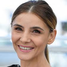 An Easy Girl (2019) Full Cast & Crew