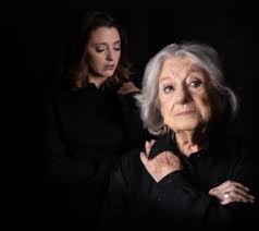 Lídia muñoz, a neta, garante que não é avc, nem enfarte como tem sido avançado e pede respeito pela recuperação e privacidade da família. A Margem Do Tempo Eunice Munoz Comemora 80 Anos De Carreira Despedindo Se Do Palco E Dividindo O Com A Neta Teatro Publico