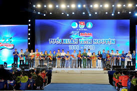 Sau một ngày hoạt động tình nguyện, tối đến, con và các bạn trong đội lại quây quần bên nhau, trò chuyện vui vẻ, chia sẻ những câu chuyện của các em. Phong Trao Thanh Nien Tinh Nguyá»‡n Tphcm Mang Láº¡i Hiá»‡u Quáº£ Xa Há»™i To Lá»›n