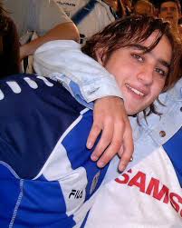 Estás siempre aferrado al alambrado con tu eterno amor por la V azulada y  siendo parte en cada grito de gol. El pueblo fortinero te recuerda con más  fuerza que nunca y