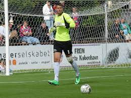 Simon kristian bloch jørgensen is a danish professional footballer who plays as a goalkeeper for waltham abbey. Coral On Twitter Dulwich Hamlet Have Signed The Tallest Footballer In The World Simon Bloch Jorgensen Stands At 6 Foot And 11 Inches Https T Co Ttauitlypu
