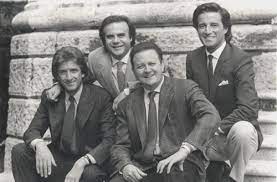La vita è come uno specchio, se la guardi sorridendo, ti sorriderà www.gigpromotion.it. Massimo Boldi Wikipedia