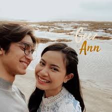 They first met at an alumni event. 10 Potret Junior Roberts Pemeran Geez Di Film Geez Ann