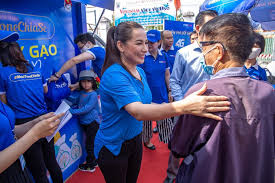 Phi nhung tên đầy đủ là phạm phi nhung (sinh ngày 10 tháng 4 năm 1972) là một nữ ca sĩ hải ngoại, diễn viên người mỹ gốc việt, nổi tiếng với dòng nhạc trữ tình, dân ca. Famous Vietnamese Singer Adopts Baby Left At Her Doorstep