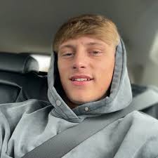 Ilham Mohammad (@ilham.mohammad) është LIVE