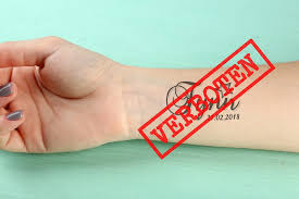 DSGVO verbietet Zeigen von Tattoos mit Kindernamen und Geburtsdatum