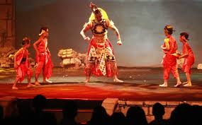 Dalam pementasan ada nyanyian yang dilagukan oleh para rahib dan diselingi dengan koor. Drama Pengertian Jenis Unsur Ciri Artikel Materi