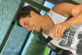 Marc marquez was operated on overnight to treat a fracture to the little finger on his left hand, suffered while training dirt track. Motogp Hondas Zwickmuhle Wann Holt Man Marc Marquez Zuruck