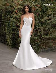 Sculptural Glossy Mikado Crafts A Stunning Hourglass Shape On This Mermaid Gown Whose Strapless Neckline Of Seed Pearls And Silver Beading Peaks Out Trouwjurk