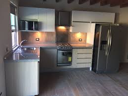 Los muebles de de una cocina está compuesto por interiores y/o cascos que nos permitirán el almacenaje para la limpieza de éste tipo de superficies (estratificados, laminados, melaminas): Cocina En Laminados De Importacion Con Sistema Gola De Aluminio Y Cubierta De Granito Cubiertas De Cocina Cocinas Laminas