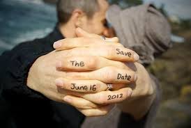 Reduce al mínimo los invitados de cortesía o compromiso. 10 Originales Y Divertidas Maneras De Anunciar Tu Boda Creative Wedding Photo Wedding Saving Wedding Save The Dates