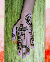 Occasionally love to adorn friends... @parul.amin.35 Love that gorgeous  nail paint... #hennakreations #professional #bridal #wedding # mehndi  #naturalhenna #artist #burlington #oakville #creativemandala #vines #floral  #spatters Love to use ...