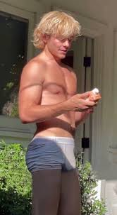 Ross Lynch in mutande mostra il pacco - BitchyX