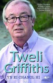 Yn Ei Chanol Hi by Tweli Griffiths Paperback