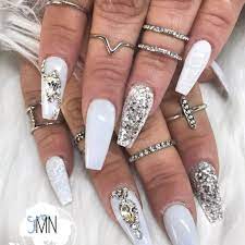 Unas alargadas uñas blancas pintadas con diferentes diseños, como animal print. Unas De Acrilico Blancas Unas Acrilicas