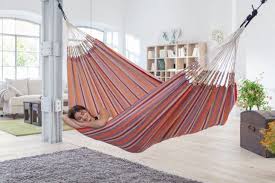 Hammocks are typically used outside, but that doesn't mean you can't break the rules a bit and bring them inside by adding one to your bedroom, living room, sunroom, or even your attic! 17 Relaxing Hammocks To Hang Inside Or Outdoors Gamak Komnatnyj Gamak