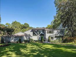 One of Knoxville's most well-preserved mid-century modern houses is