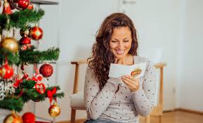 ¡conoce unos juegos y actividades que podrán hacer tu cena de navidad o año nuevo mucho más divertida! 9 Juegos De Navidad Y Ano Nuevo Para Adultos Dinamicos Y Divertidos