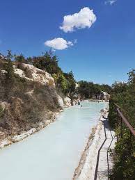 Quando l'ho visitato io, il centro del paese era a dir poco gremito di stranieri , attirati dalle bellezze naturali della val d'orcia e dalle rinomate terme del borgo. Terme Libere Di Bagno Vignoni E Il Parco Dei Mulini Vojagon