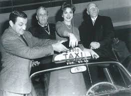 Lino Ventura Baptise Le 400eme Radio Taxi En 1959 Apres La Sortie Du Film Un Temoin Dans La Ville D Edouard Molinaro Gerard Our Lino Ventura Lino Gerard Oury