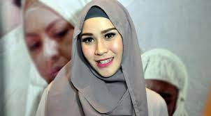 Kala itu, zaskia adya mecca menulis, bajunya memang enggak banyak. Zaskia Mecca Rilis Desain Baru Busana Muslim Ramadan Liputan6 Com