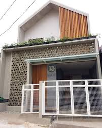 Jul 04, 2020 · saja desain pagar tempat tinggal yang anda tentukan ketika pagar rumah cocok dengan latar belakang rumah maka pagar bakal membikin mata yg mengamati tidak stop berkedip. 11 Model Rumah Minimalis Industrial Dengan Roster Depan Cocok Untuk Iklim Tropis Rumah123 Com