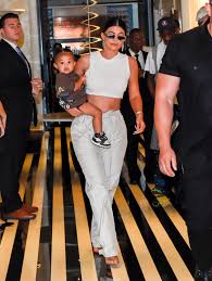 1 day ago · una de las razones por las que se cree a kylie jenner embarazada es que pudo ocultar durante mucho tiempo que estaba esperando a stormi y ahora estaría haciendo lo mismo. Kylie Jenner Acaba De Confirmar Que Esta Embarazada De Su Segundo Bebe Vogue Mexico Y Latinoamerica