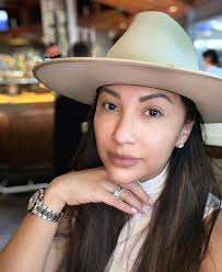 Bethany Hood (@bethanyhood_6) • Instagram photos and videos