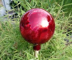 Rot Verspiegelte Gartenkugel Aus Glas Besser Bekannt Als Rosenkugel Der Ebenso Glaserne Hals Der Kugel Gibt Ihnen Die Moglichkeit Zu Gartenkugeln Kugel Rosen