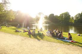 Park, her yıl yaklaşık 10 milyon ziyaretçi ağırlamaktadır. Vondelpark Amsterdam Grune Oase Im Uberblick Mit Karte