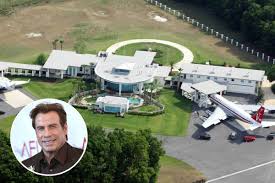 Pista de aterrizaje, cinco aviones y piscina: así es la casa de John  Travolta en Florida — idealista/news