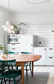 la cuisine blanche et bois en 102 photos inspirantes archzine fr kitchen design modern kitchen design home kitchens