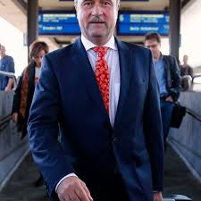The strike is said to be the first to hit rail traffic since december 2018, when drivers were off work for four hours. Gdl Chef Claus Weselsky Entschuldigt Sich Fur Behinderten Vergleich Der Spiegel
