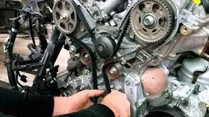 Aunque su vida útil varía en función del fabricante, al ser un elemento que tiende al desgaste con el fin de evitar que se rompa de forma imprevista, lo ideal es cambiar la correa al alcanzar los 80.000 y 150.000 kilómetros o cada diez años, siempre teniendo en cuenta también el periodo establecido por el fabricante. Que No Te Enganen Diferencias Entre Una Cadena Y Una Correa De Distribucion