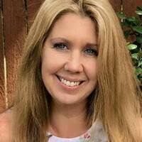 Lynn Meek's Instagram, Twitter & Facebook