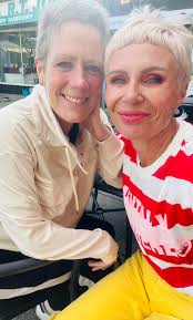 This is my freind Sarie. Everybody knows Sarie. And if you don't know  Sarie, you really should know Sarie. I went out with her this afternoon and  somebody stopped her in the