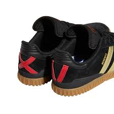Modisch, schick und elegant fallen sie sofort ins auge und lenken vielleicht sogar deinen gegenspieler für einen moment ab. Adidas Skateboarding Sneaker Busenitz Schwarz Gold Curious Shop