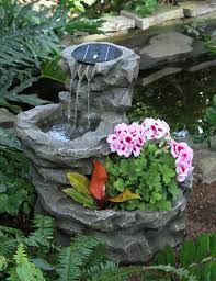 Zierbrunnen dekorbrunnen im garten aus holz oder stein mit pumpe oder solar selber bauen anleitung 25. Solar Springbrunnen Fur Den Garten Archzine Net